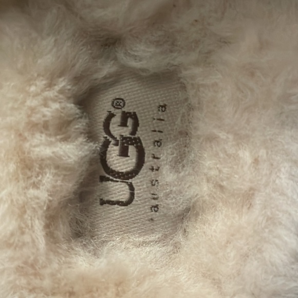 Wooden clog Uggs shoe size 6 but feet size 7 to 8 - Picture 6 of 7